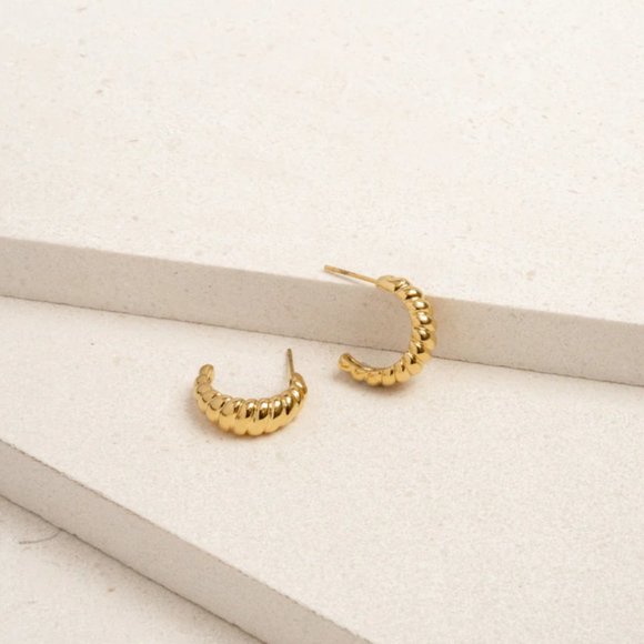 Popular 18K Gold WATERPROOF CROISSANT HOOP EARRINGS lovely gold huggie earrings - Picture 5 of 11